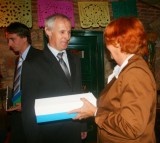 Okříšský starosta Josef Kula přijímá Cenu Přístav 2009 (gratuluje náměstkyně pražského primátora Marie Kousalíková).